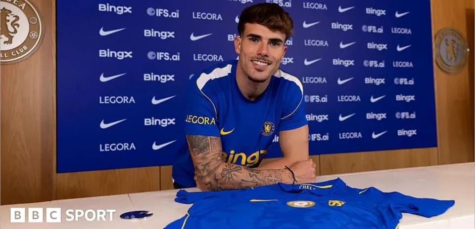 Futbolchi yangi forma bilan klubda intervyu berayotgan