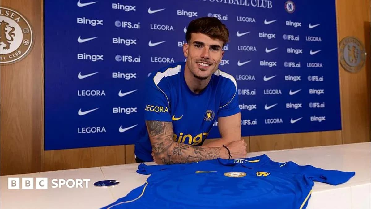 Futbolchi yangi forma bilan klubda intervyu berayotgan