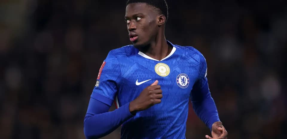 Futbolchi Chelsea formasi bilan maydonda harakatda