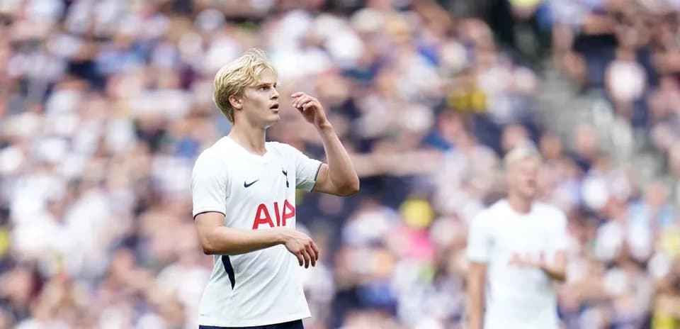 Futbolchi maydonda o'yin davomida fikr yuritmoqda