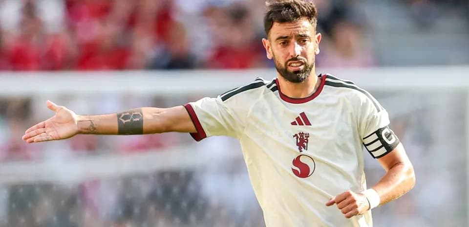 Futbolchi maydonda jamoani boshqarayotgani