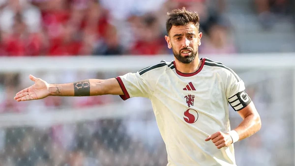 Futbolchi maydonda jamoani boshqarayotgani