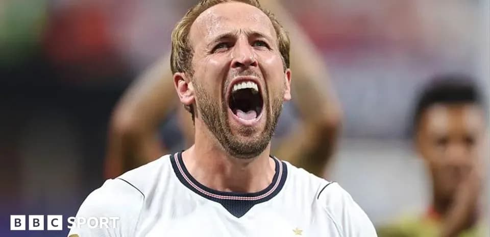 Futbolchi maydonda qichqirayotgan holatda