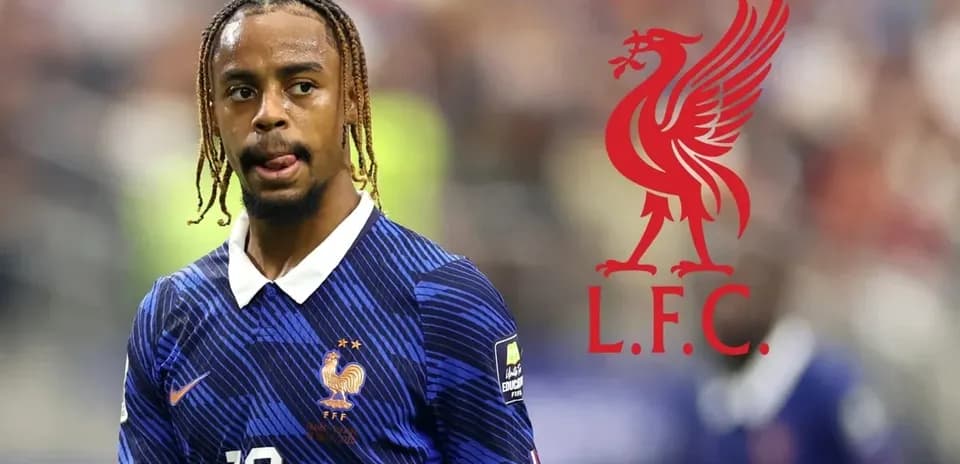 Futbolchi Fransiya formasida, Liverpool logosi bilan