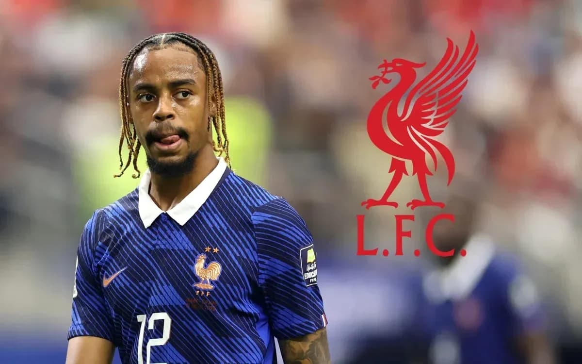 Futbolchi Fransiya formasida, Liverpool logosi bilan