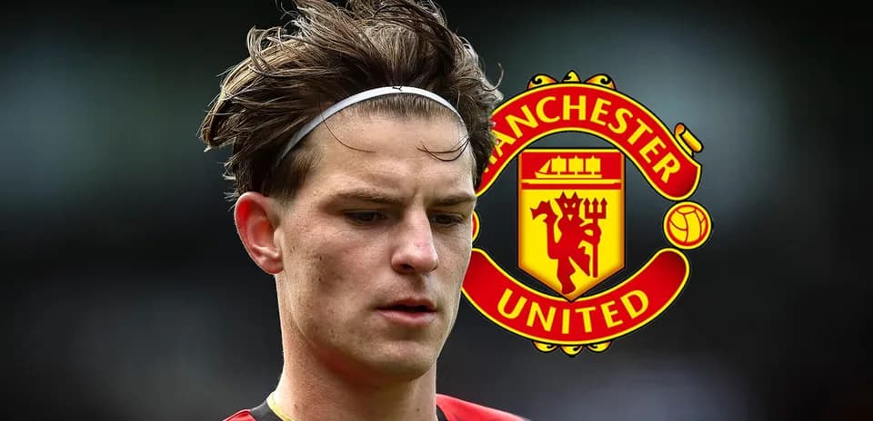 Futbolchi Manchester United logosi orqa fondida
