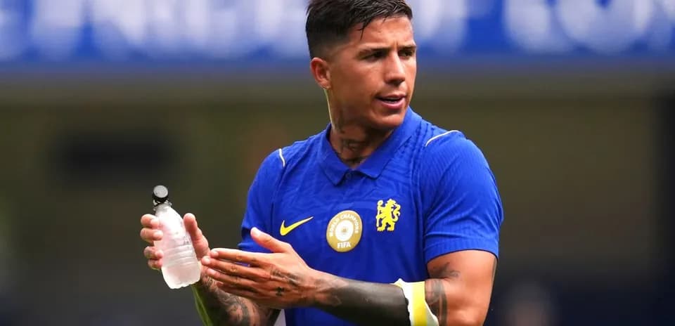 Futbolchi suv shishasini ushlab turib, maydonda