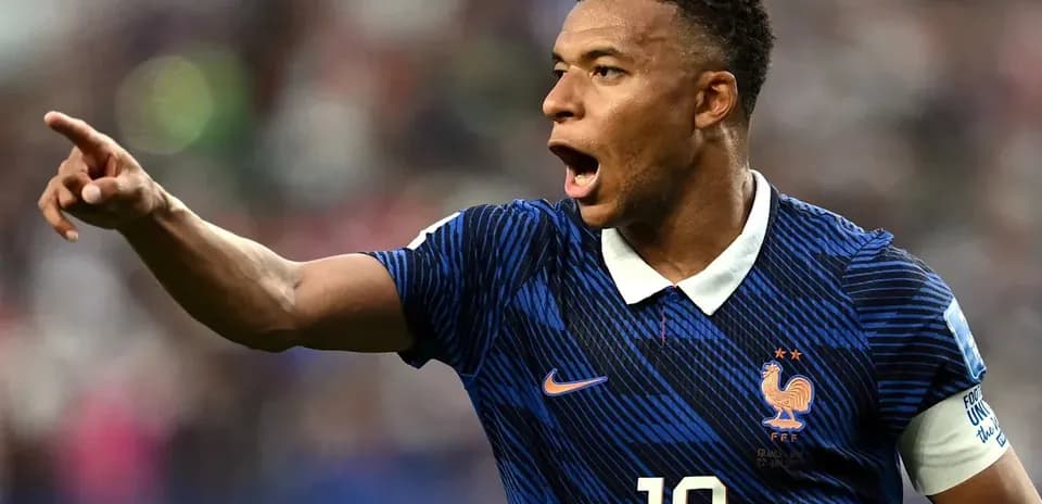 Futbolchi maydonda raqobatlashayotgan