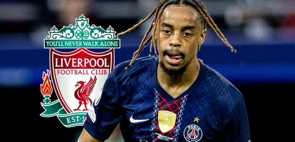Futbolchi PSG formasida maydonda harakatlanmoqda