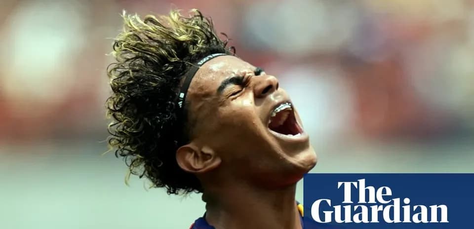 Futbolchi goli nishonlayotgan holda shodlikda