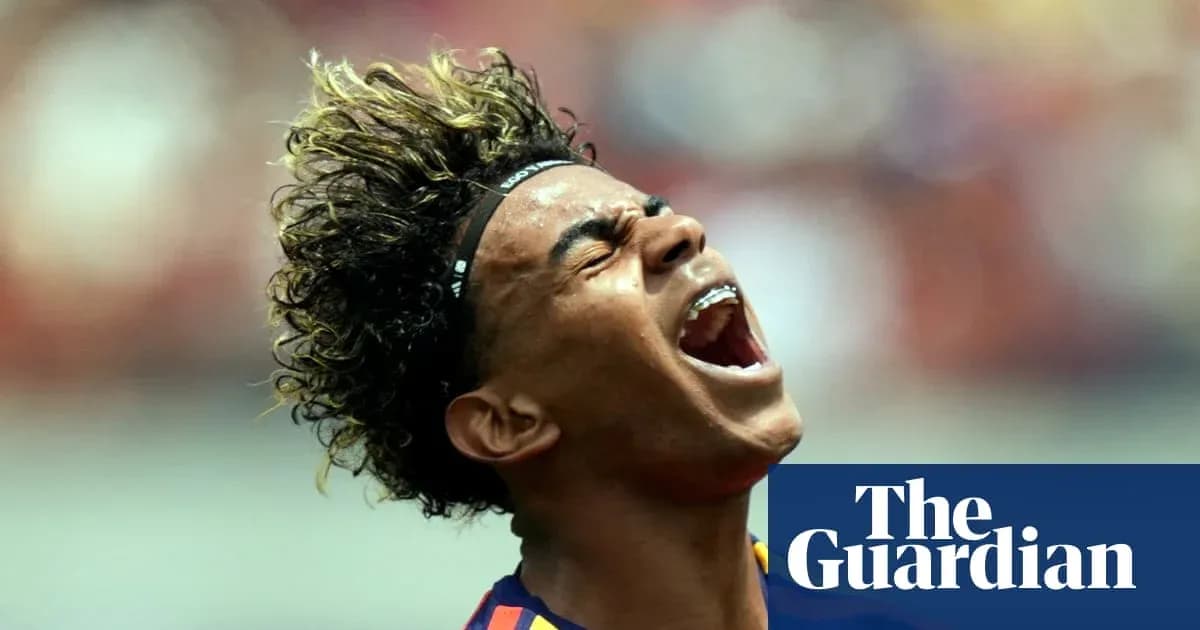 Futbolchi goli nishonlayotgan holda shodlikda