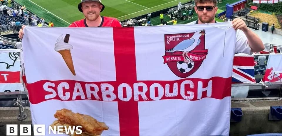 Ikkita muxlis Scarborough bayrog'ini ushlab turibdi