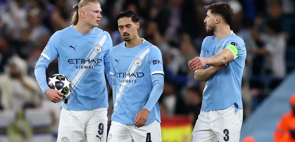 Manchester City players discussing on the pitch