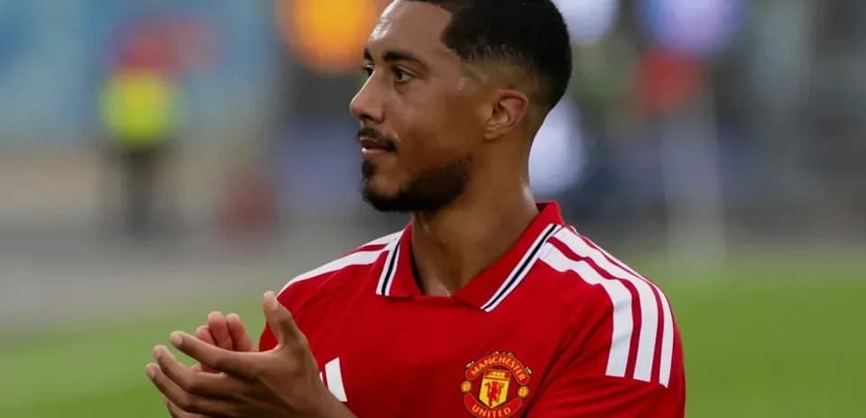 Futbolchi Manchester United formasida qo'lini qarsillatmoqda