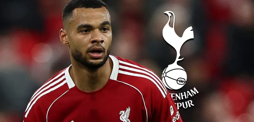 Futbolchi Liverpool formasida o'yin o'tkazmoqda