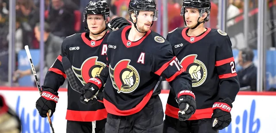 Ottawa Senators players celebrating a play on ice