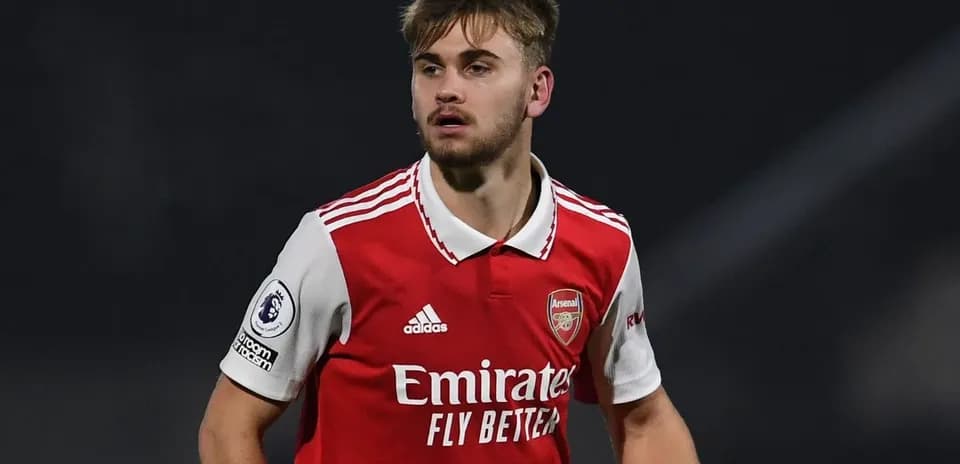 O'yinchi Arsenal futbol formasida maydonda