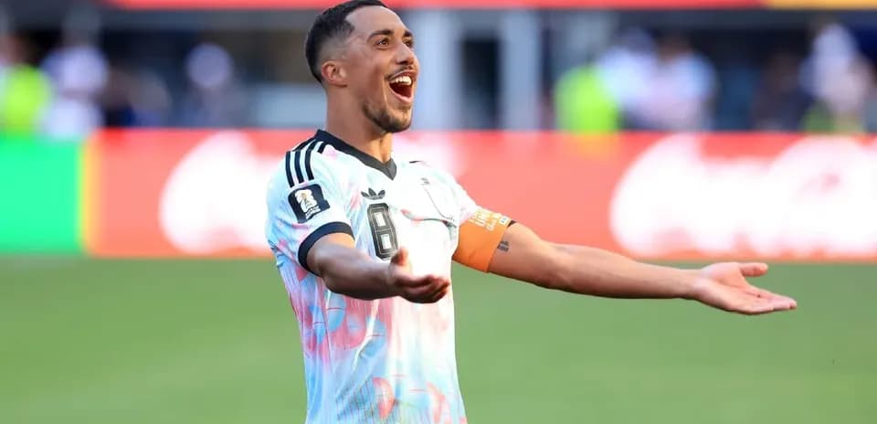 Futbolchi maydonida g'alaba qozonganidan xursand