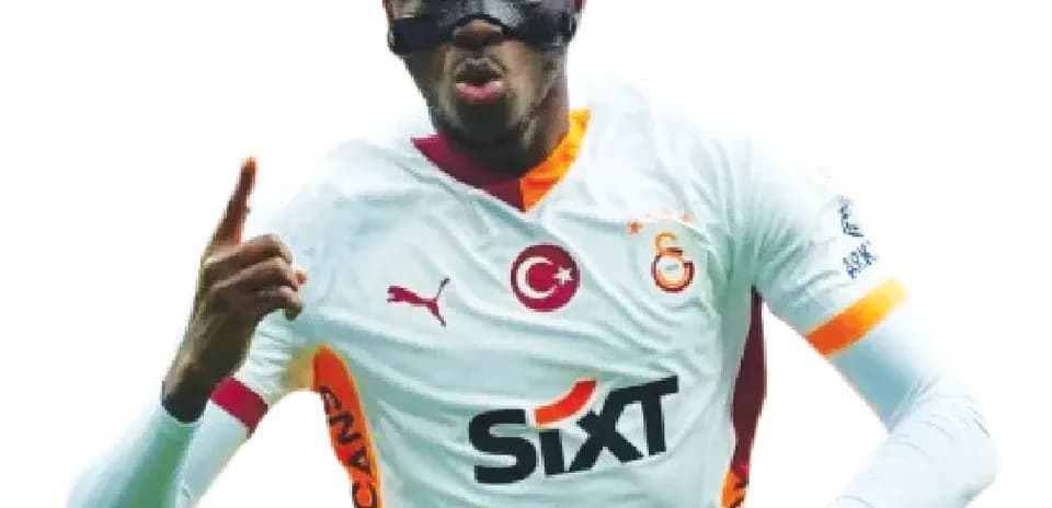 Futbolchi gol urishdan keyin qo'lini ko'tarib turibdi