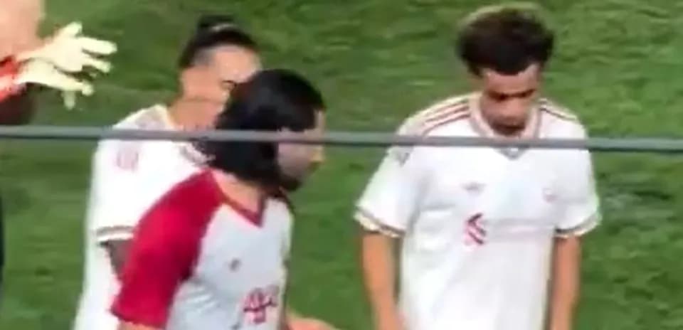 Futbolchilar o'yin maydonida bir-biriga yaqinlashmoqda