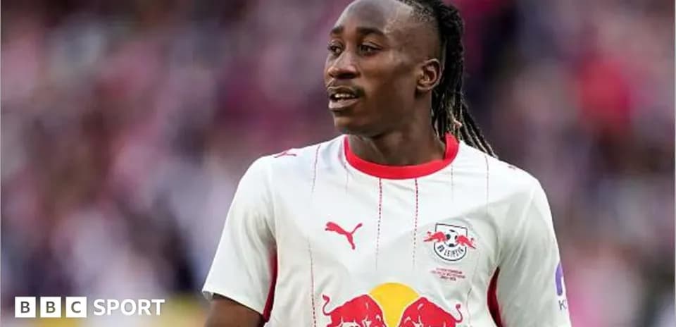 Futbolchi maydonda o'yin davomida