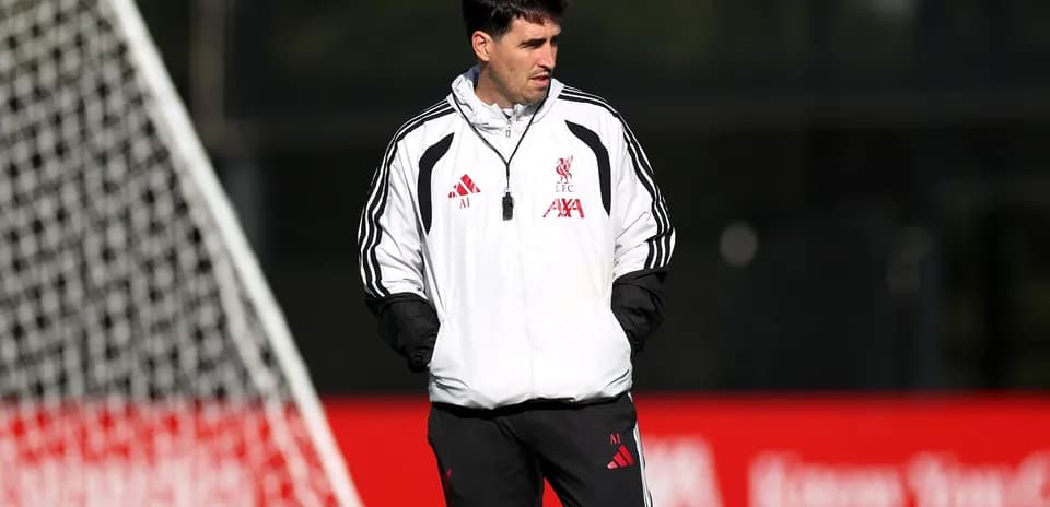 Menejer Liverpool treningda futbolchilarni kuzatmoqda
