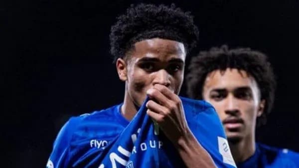Futbolchi jamoa formasi bilan maydonda