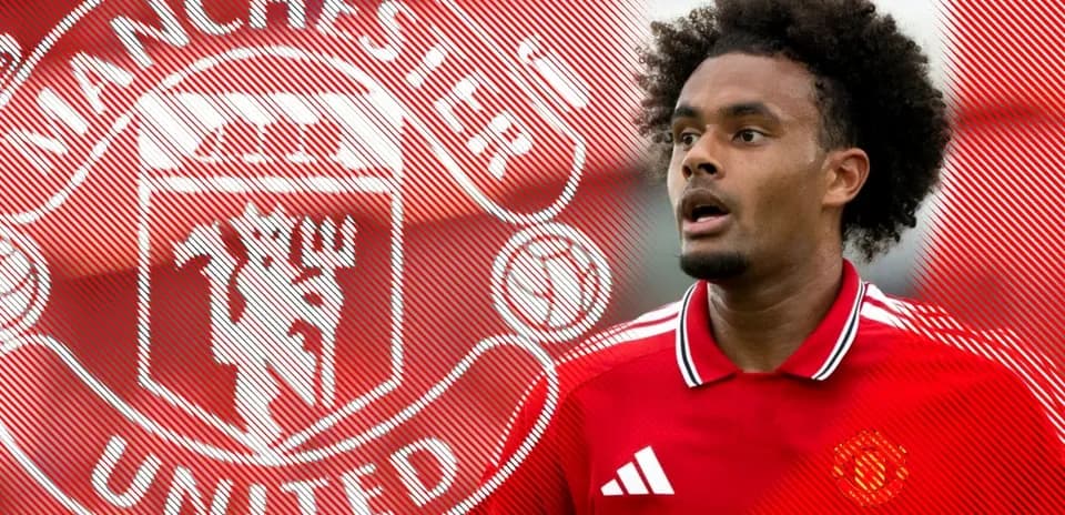 Futbolchi Manchester United formasi bilan maydonda