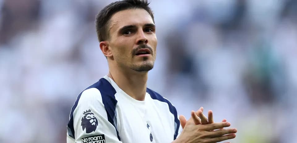 Futbolchi maydonda qo'llarini birlashtirgan