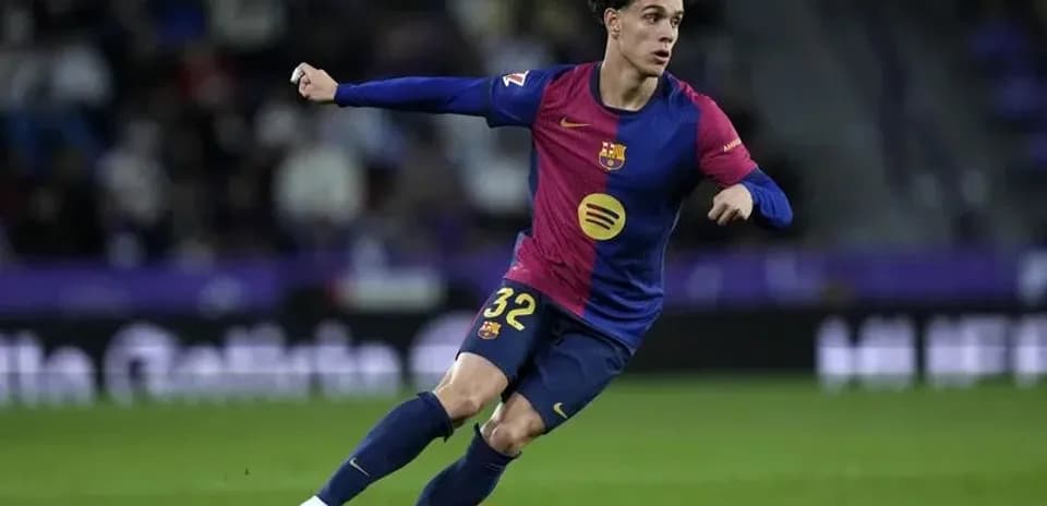 Futbolchi to'pni quchoq bilan haydab bormoqda