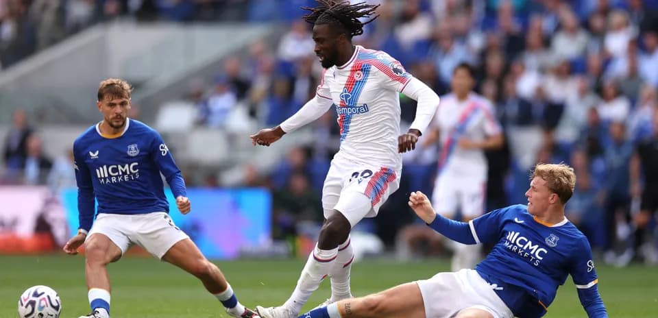 Oyinda raqibni o'tib ketayotgan futbolchi harakatda