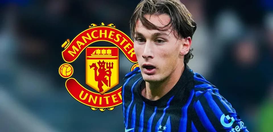 Futbolchi Manchester United logosi oldida harakatda