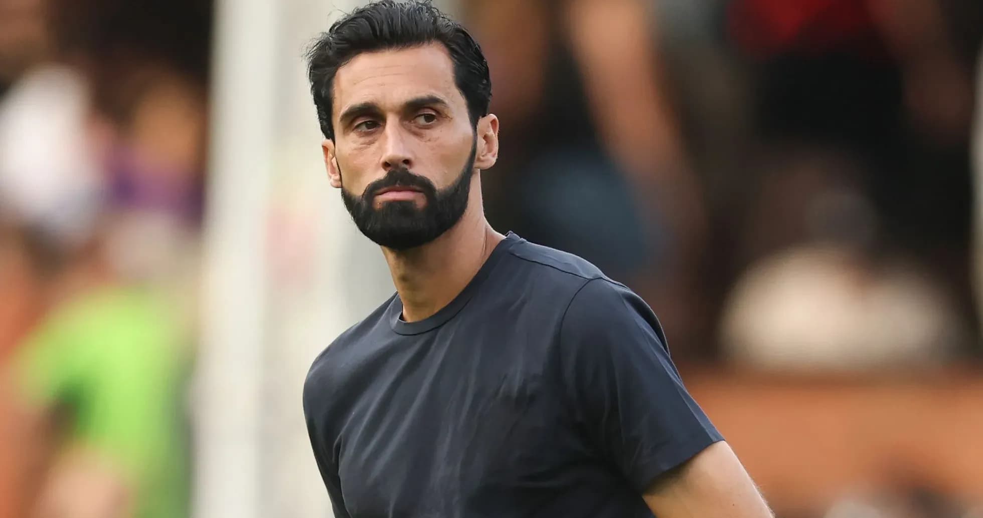 Futbolchi maydonda mashg'ulot o'tkazmoqda