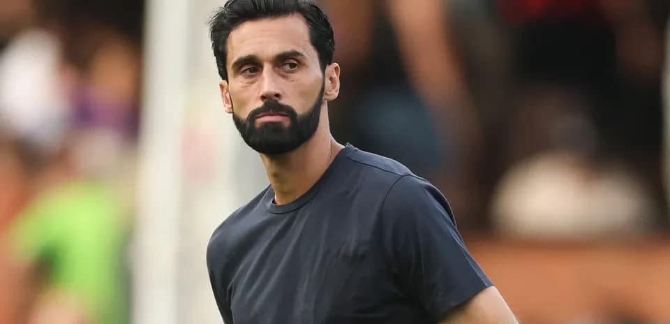 Futbolchi maydonda mashg'ulot o'tkazmoqda