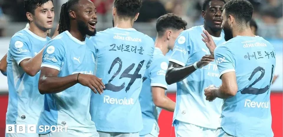 Futbolchilar bir-birlarini tabriklayapti