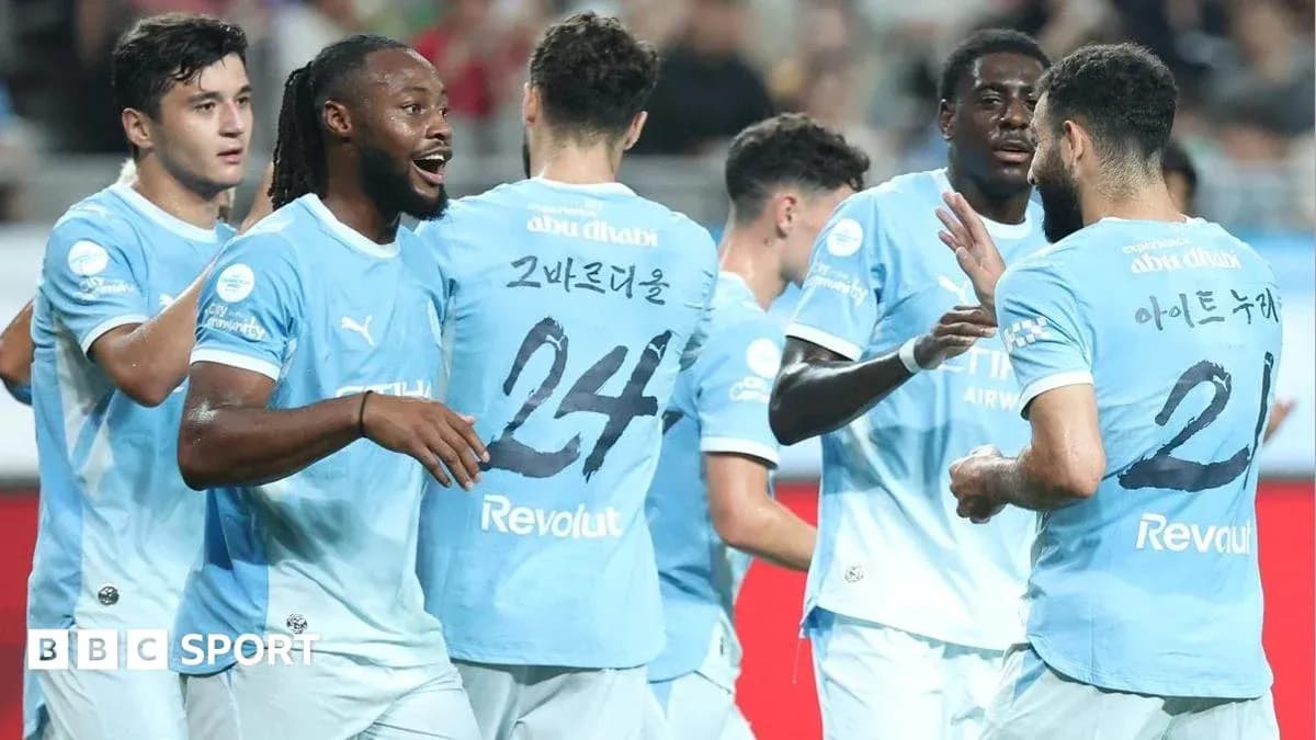 Futbolchilar bir-birlarini tabriklayapti