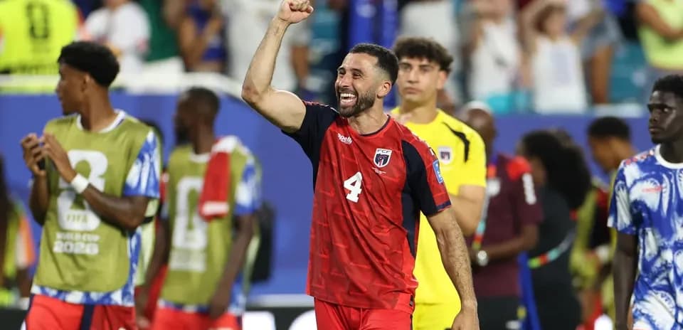 Futbolchi g'alaba qozonganidan xursand bo'lib turibdi