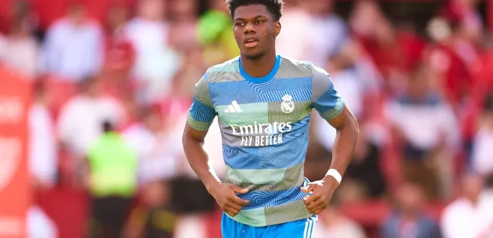 Futbolchi maydonda harakatda, Real Madrid formasi kiygan