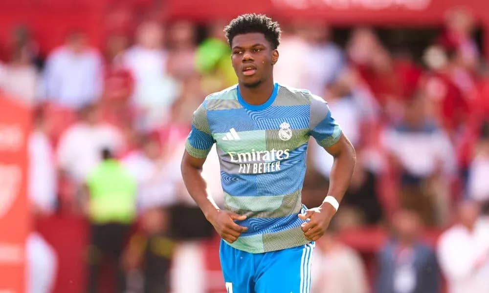 Futbolchi maydonda harakatda, Real Madrid formasi kiygan