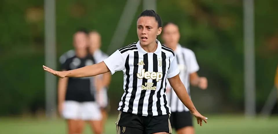 Juve futbolchisi maydonda harakatni ko'rsatmoqda