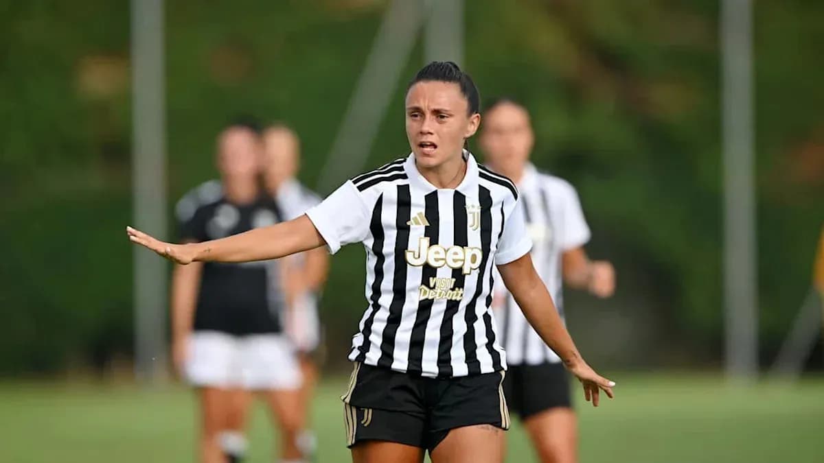 Juve futbolchisi maydonda harakatni ko'rsatmoqda