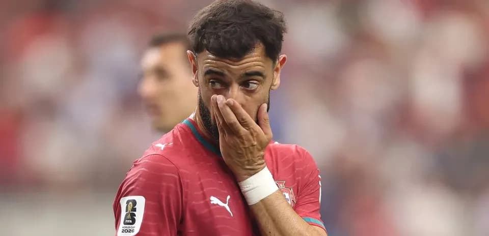 Futbolchi qo'lini yuziga bosib turibdi