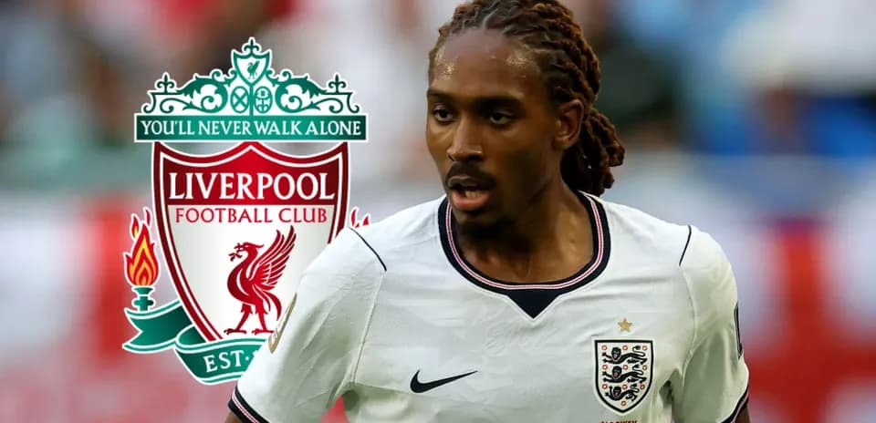Futbolchi maydonda harakatda, Liverpool logosi bilan