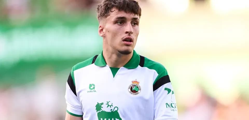 Futbolchi Peli Racing Club formasida maydonda