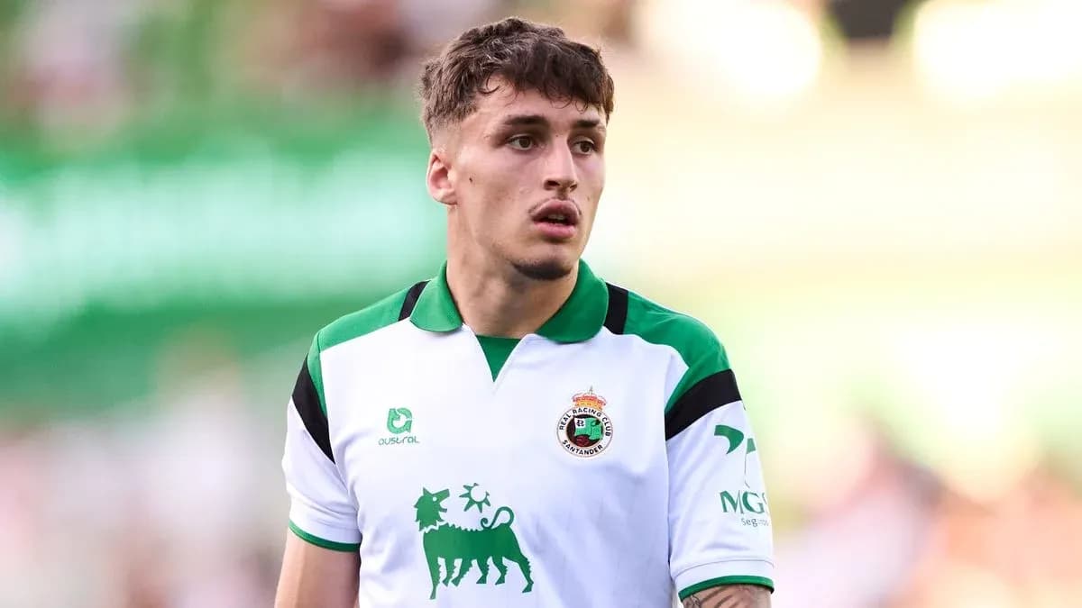Futbolchi Peli Racing Club formasida maydonda