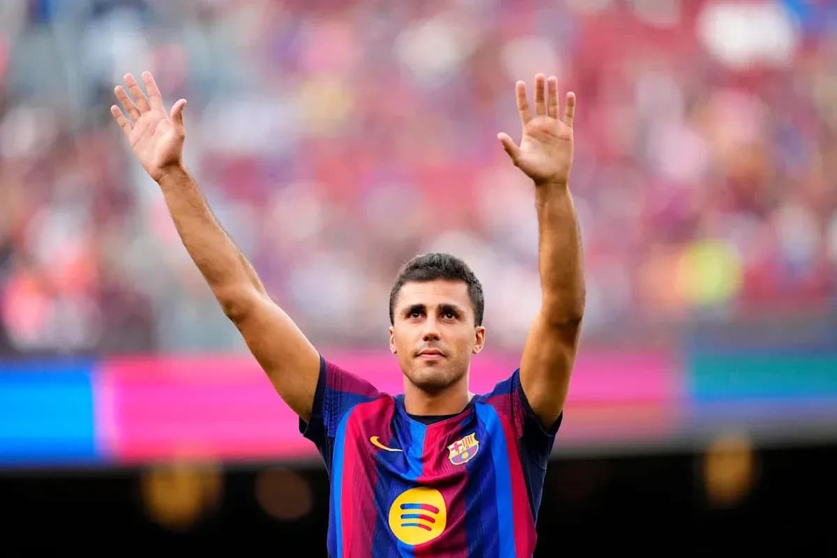 Futbolchi Barcelona formasida qo'llarini ko'tarib turibdi