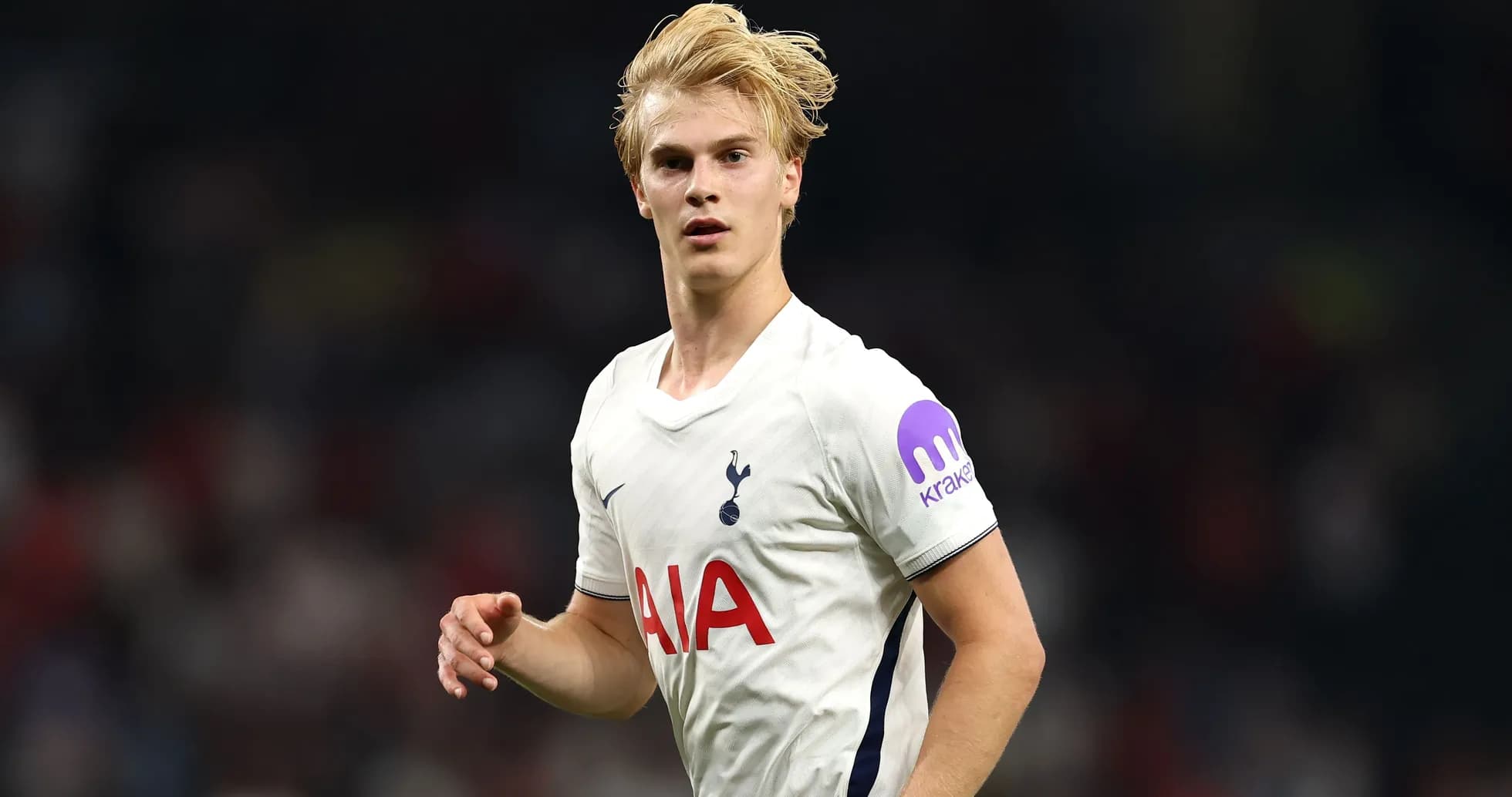 Futbolchi Tottenham formasida maydonda harakatda
