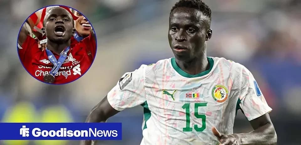 Futbolchi raqibga qarshi harakatda, Senegal formasi