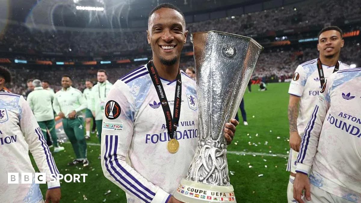 O'yinchi UEFA Kubogini qo'lida ushlab turibdi