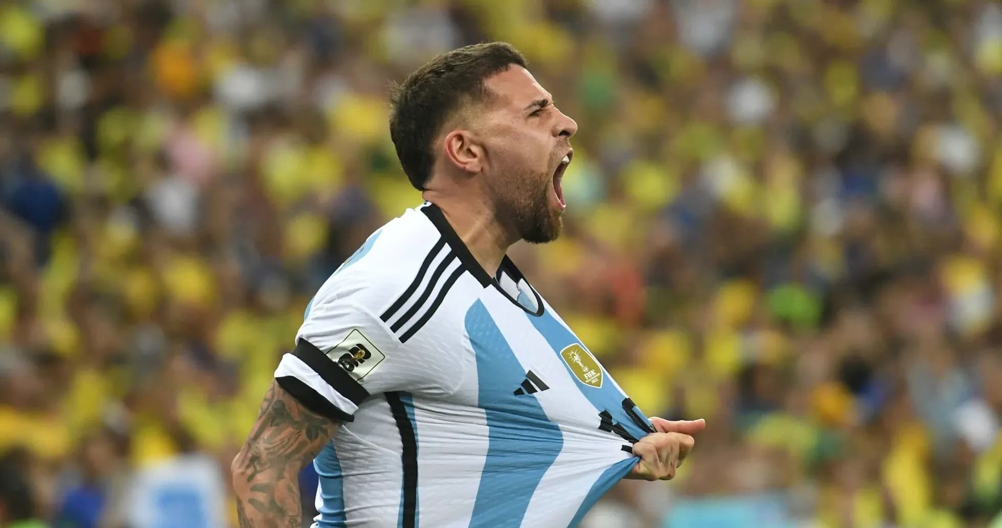 Futbolchi Argentina formasini tortib, baqirayotgan